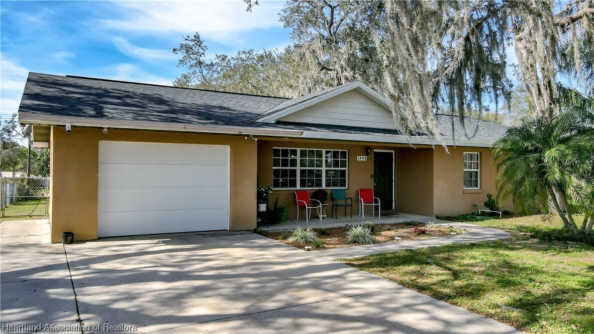 Property Photo:  1408 Nancesowee Avenue  FL 33870 