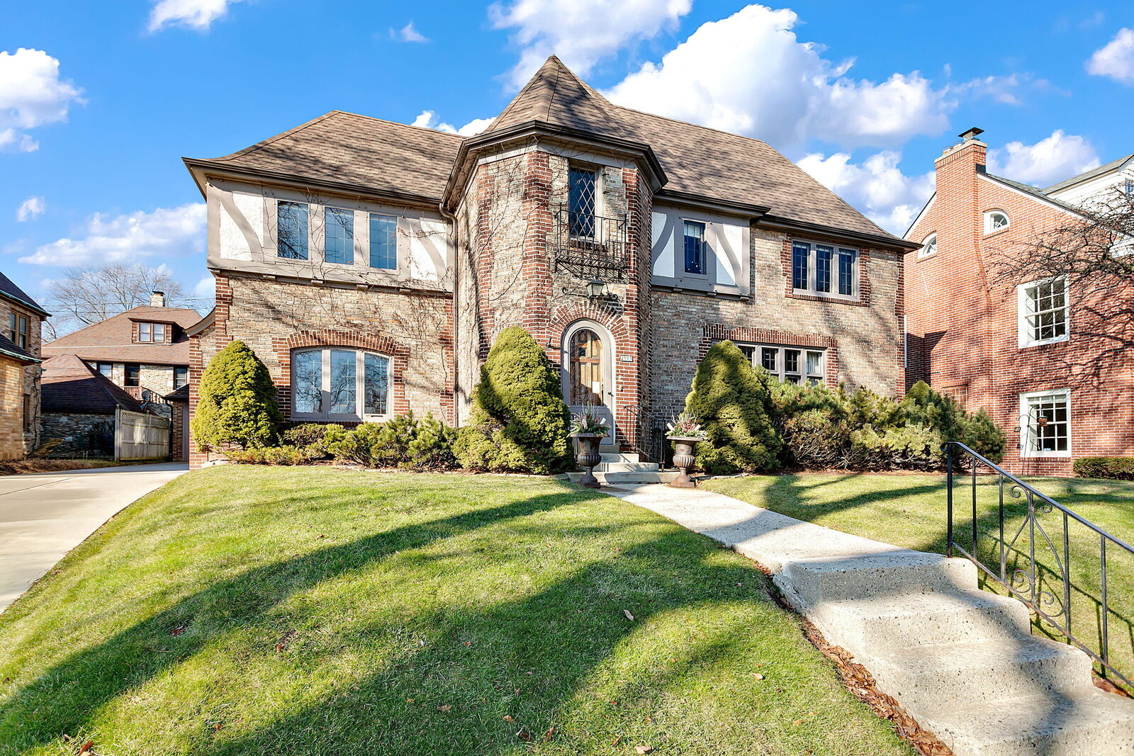 Property Photo:  2913 N Lake Dr  WI 53211 