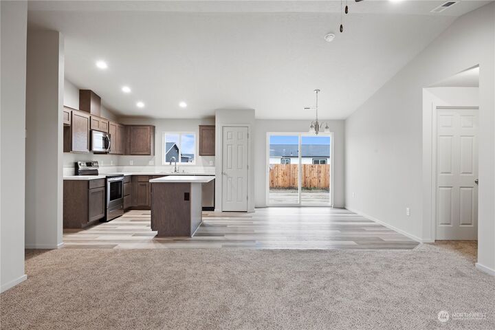 Property Photo:  822 E Cascade Street  WA 99344 