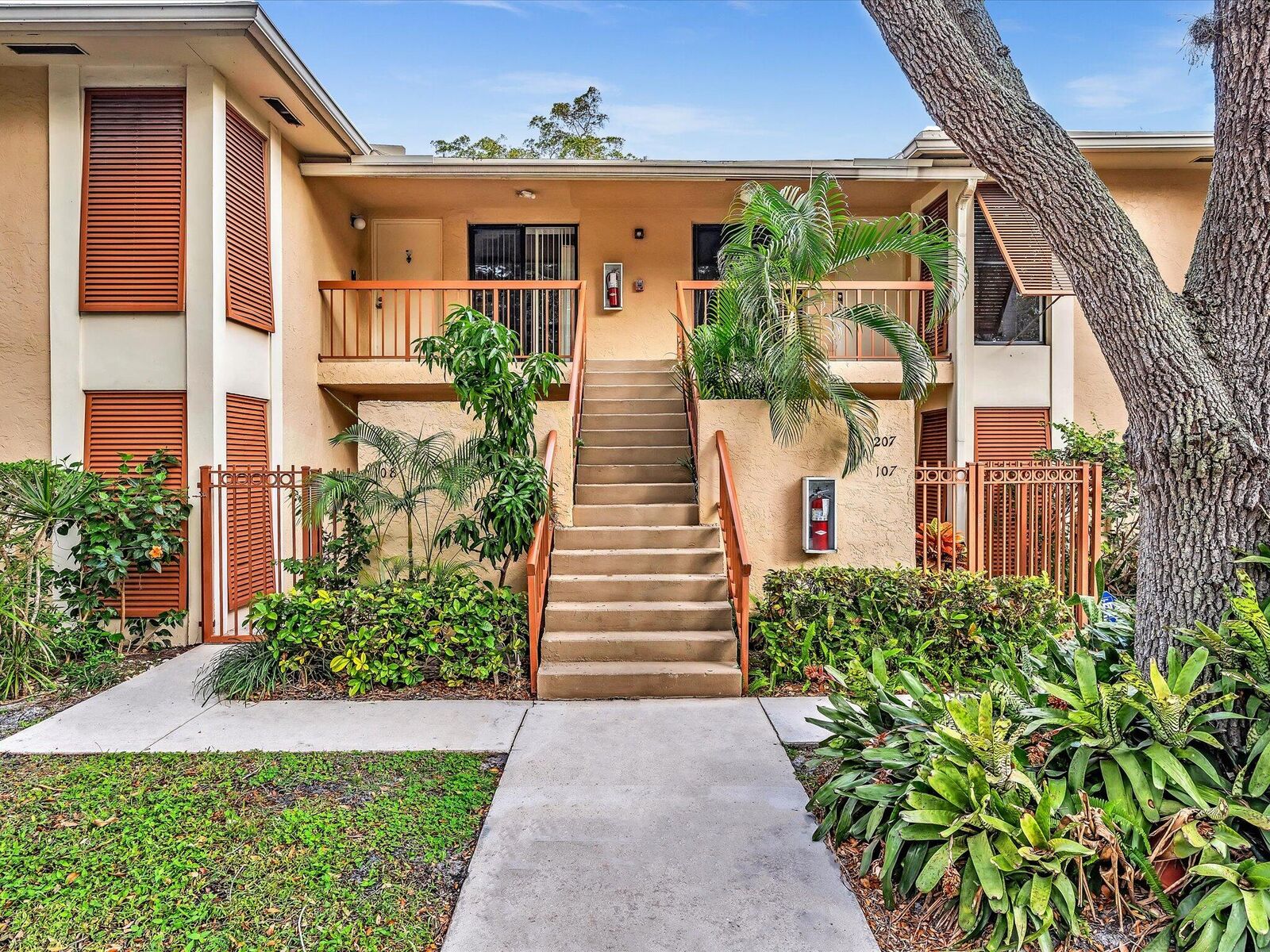 Property Photo: 3939 NE 5th Avenue B207 FL 33431