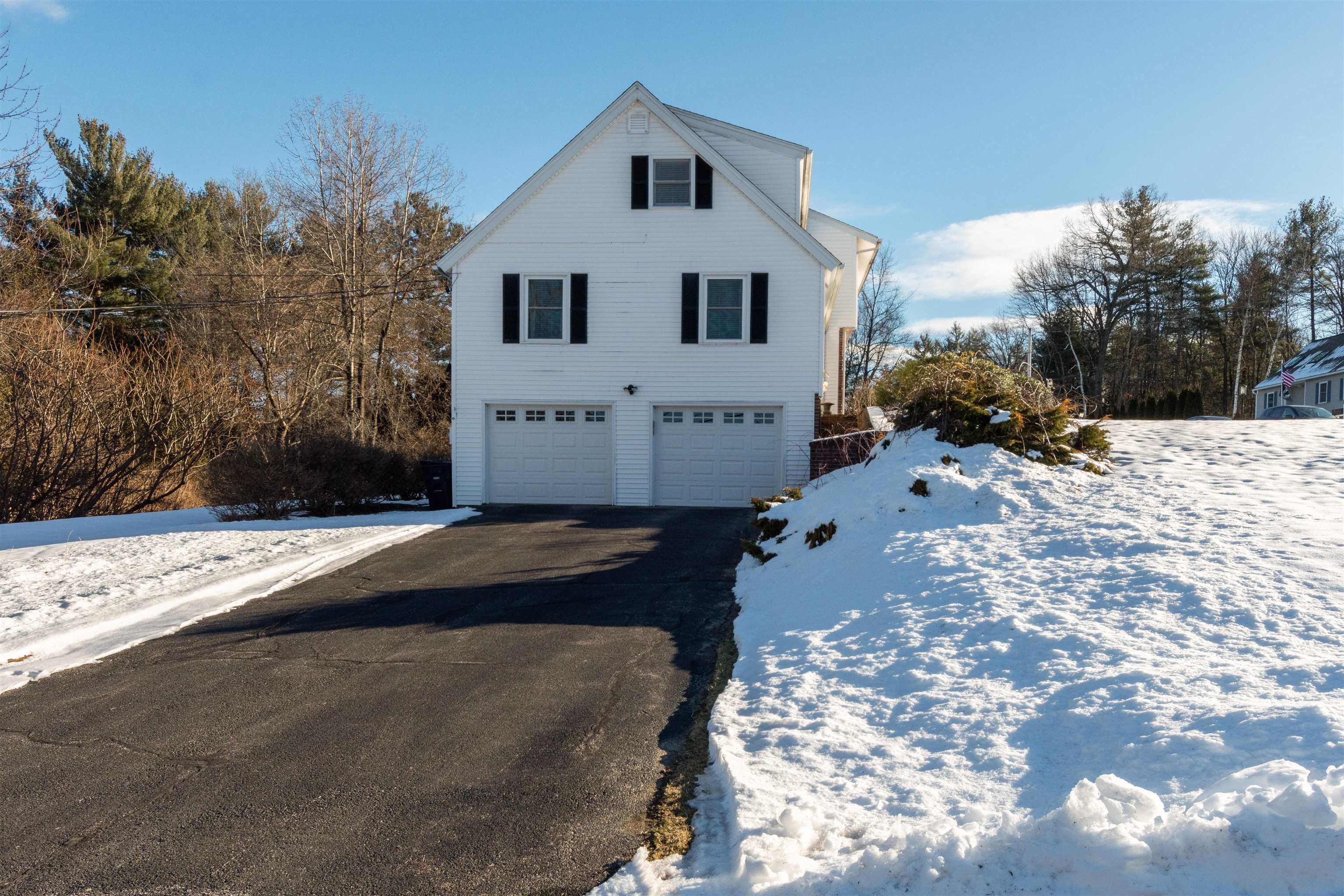 Property Photo: 2 Rosecliff Drive NH 03062