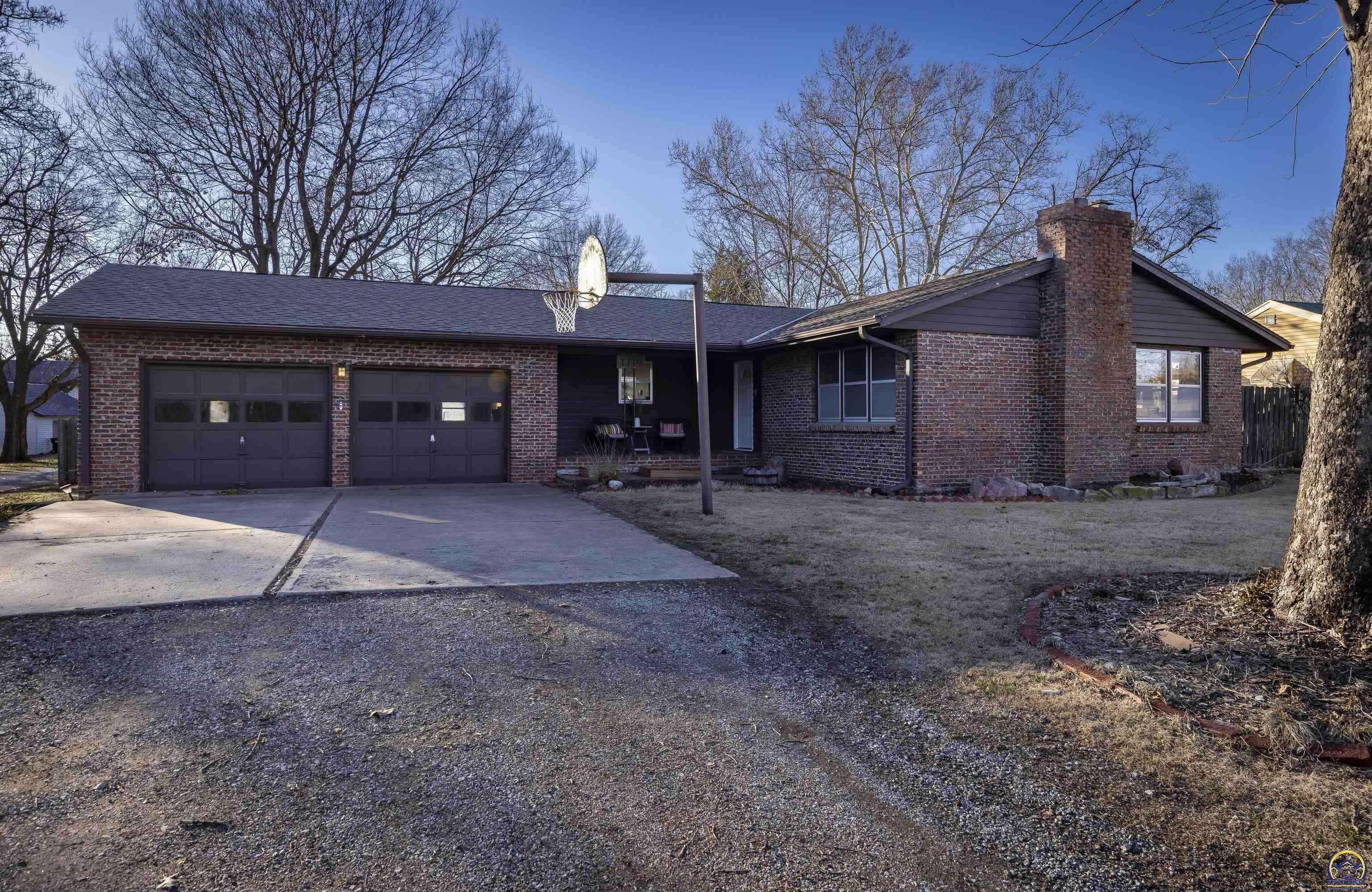 Property Photo:  1119 SW Osborne St  KS 66604 