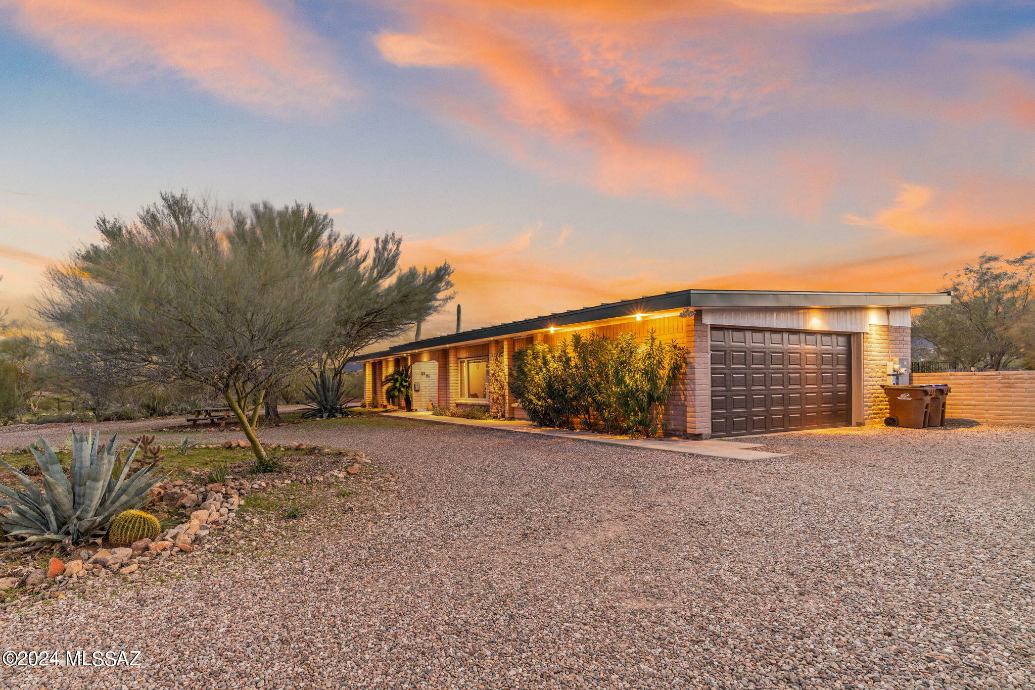 Property Photo: 5441 W El Camino Del Cerro AZ 85745