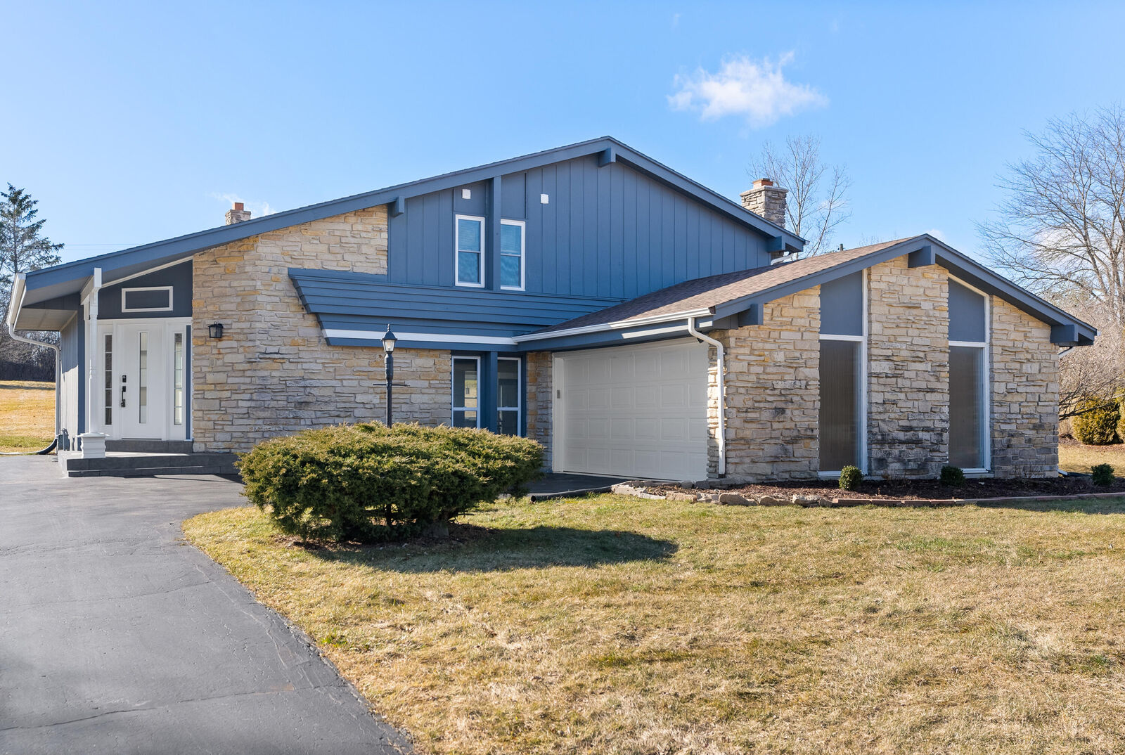 Property Photo: 2531 W Glenbrook Ln WI 53092