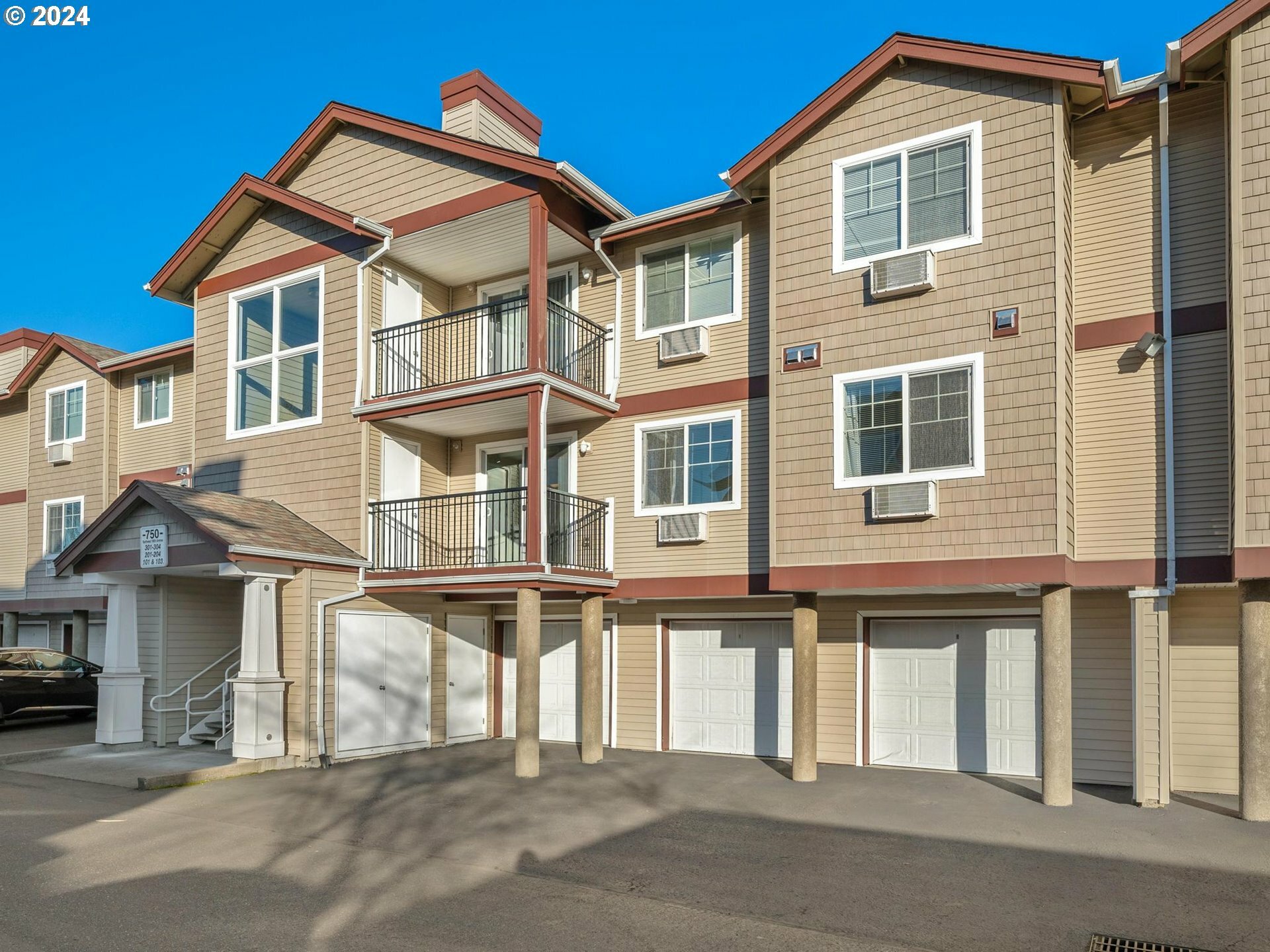 Property Photo:  750 NW 185th Ave 204  OR 97006 