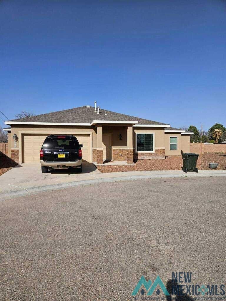 Property Photo: 1102 Solomons Court NM 88220