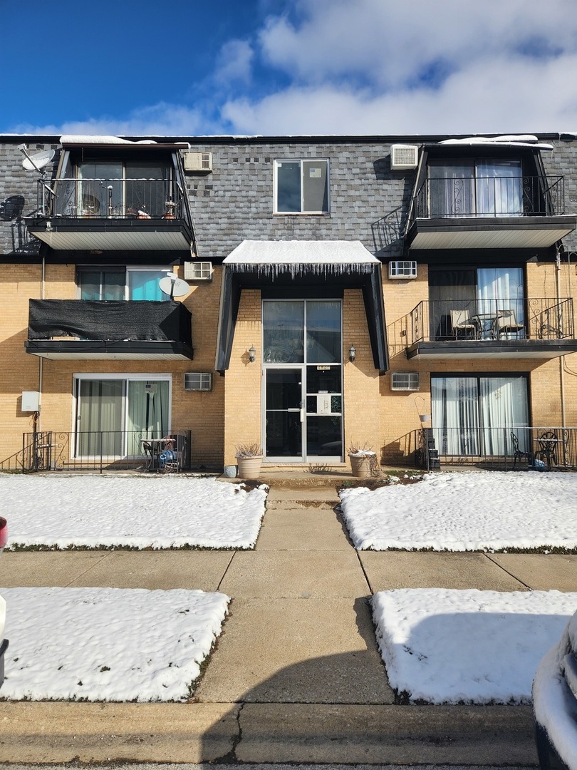 Property Photo: 4840 W Engle Road 2sw IL 60803