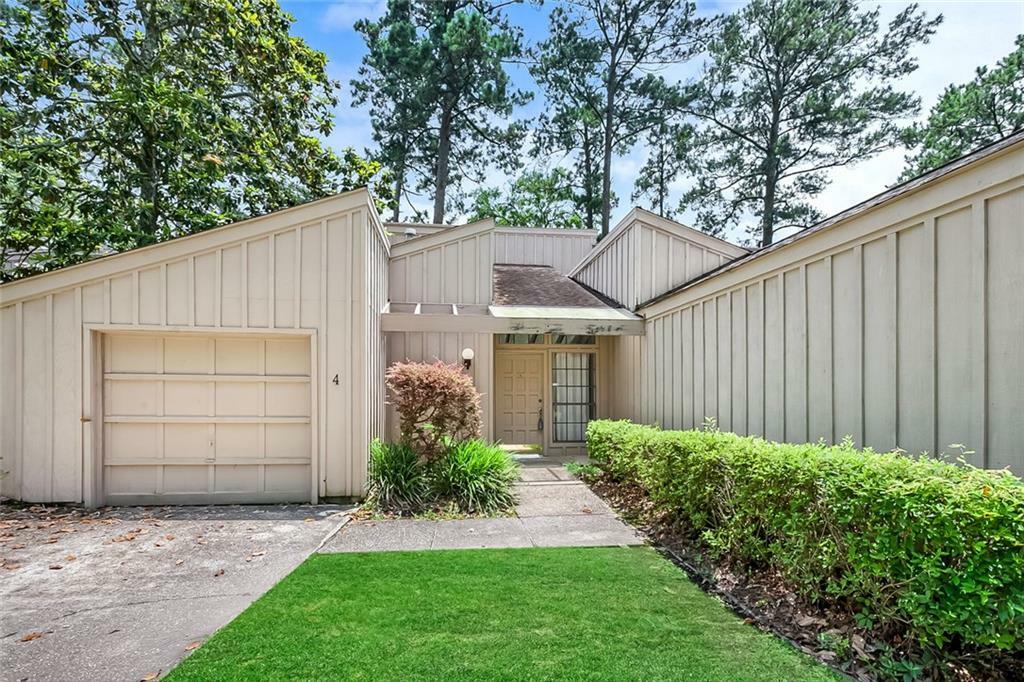 Property Photo:  4 S Court Villa Drive  LA 70471 