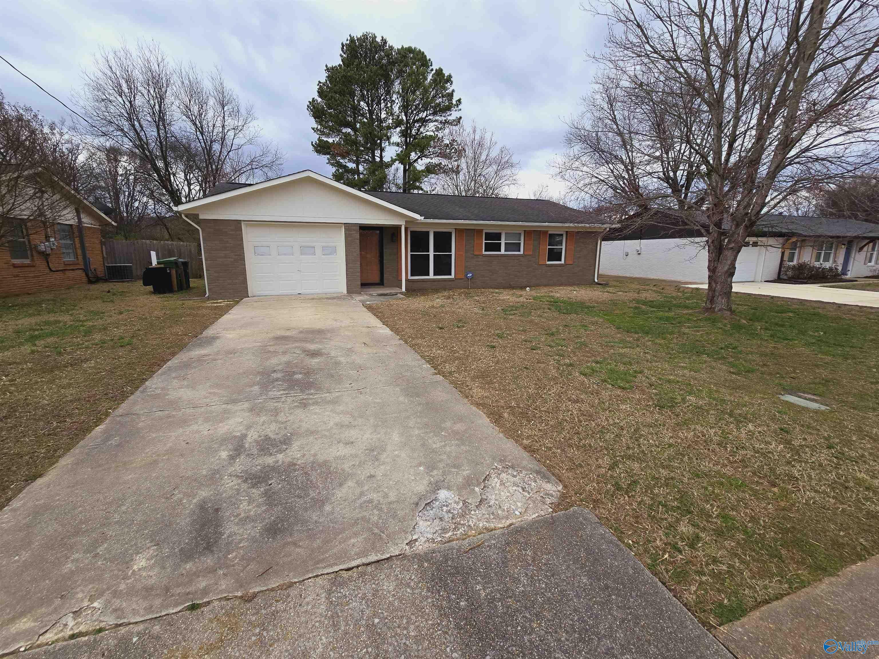 Property Photo:  1724 Wakefield Drive NE  AL 35811 