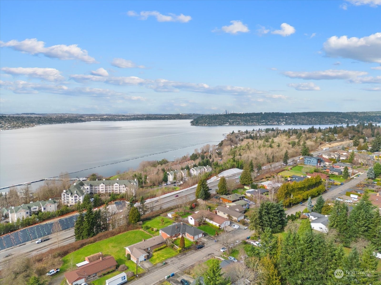 Property Photo:  1607 Kennnewick Avenue NE  WA 98056 