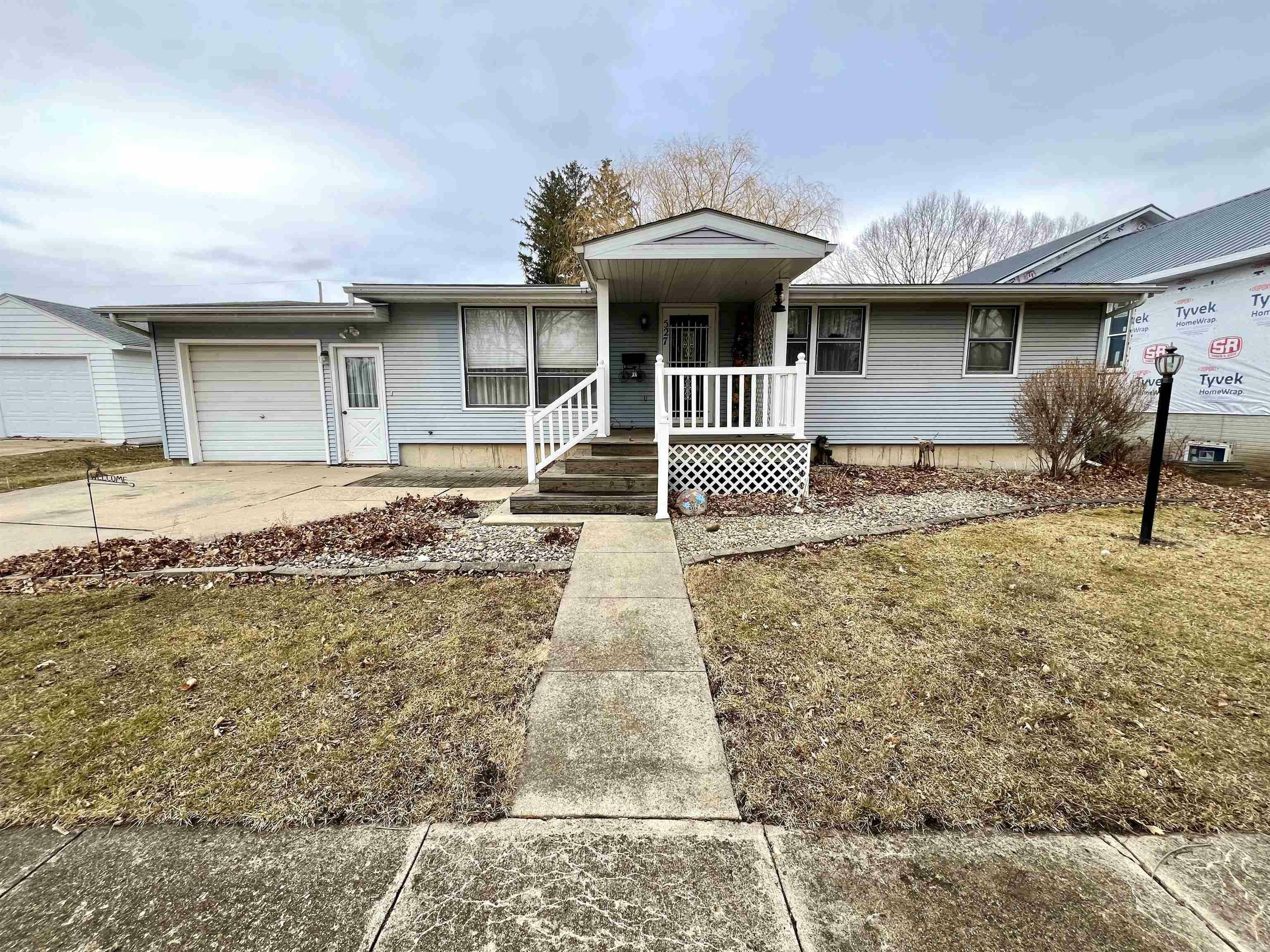 Property Photo:  527 Pine Street  IA 50461 