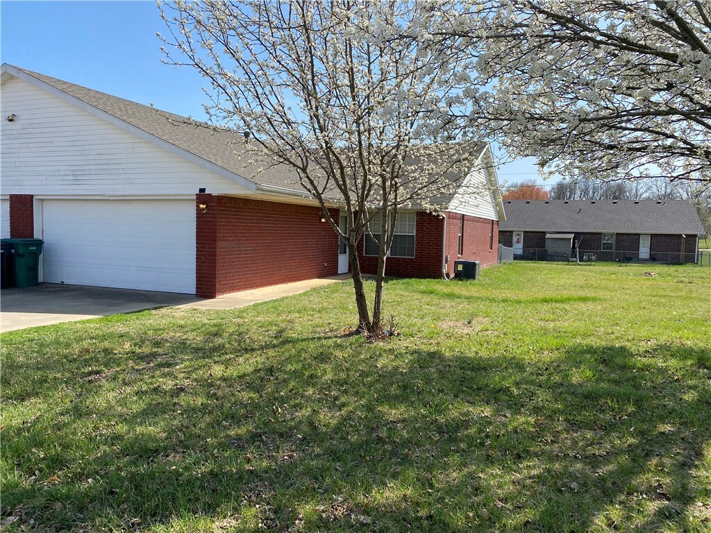 Property Photo:  816 E Audrey Lane  AR 72758 