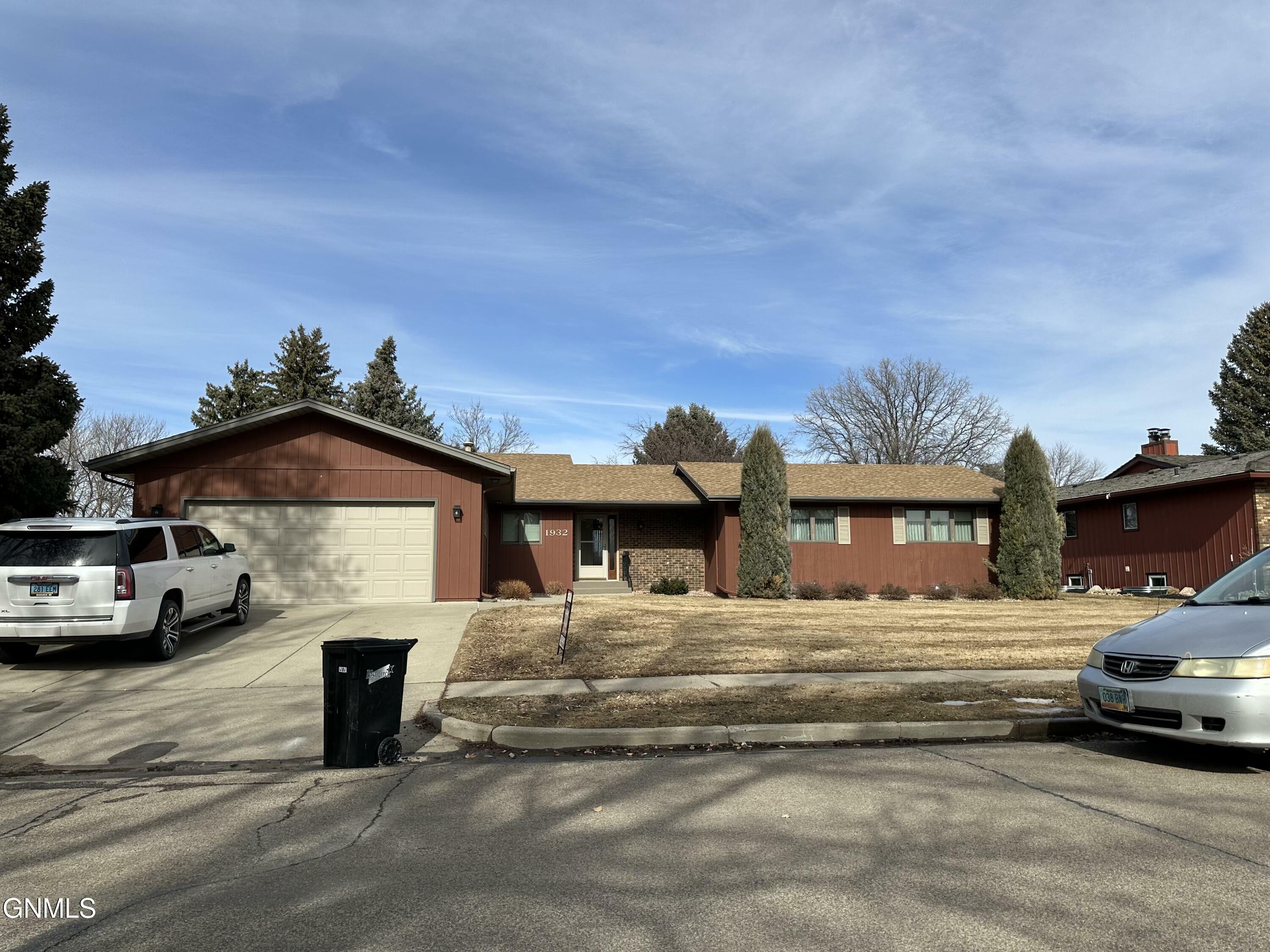 Property Photo:  1932 Grandview Lane  ND 58503 