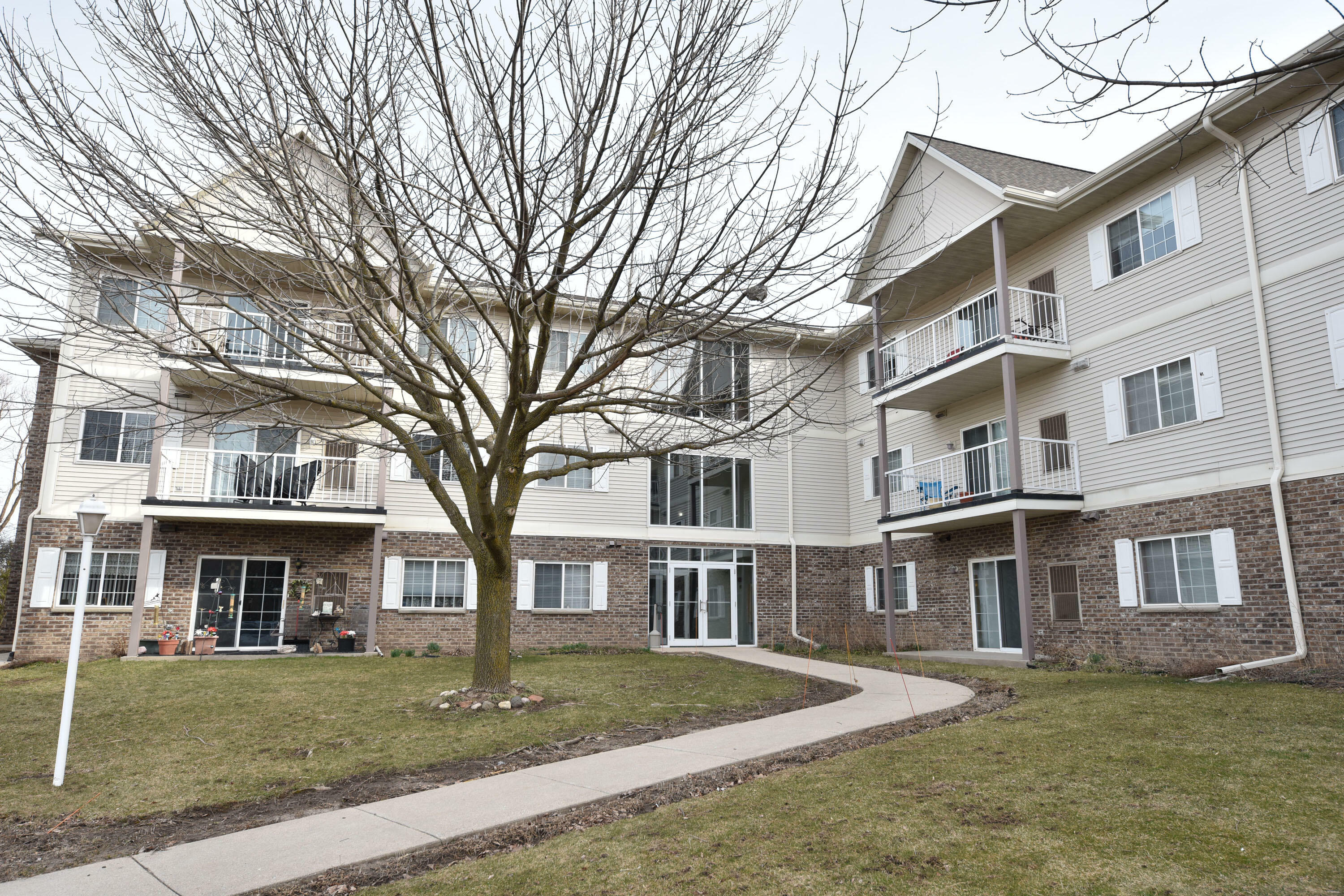 Property Photo:  140 W Commerce Blvd 305  WI 53086 