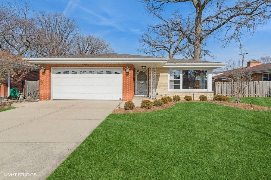 Property Photo:  2406 W Sibley Street  IL 60068 