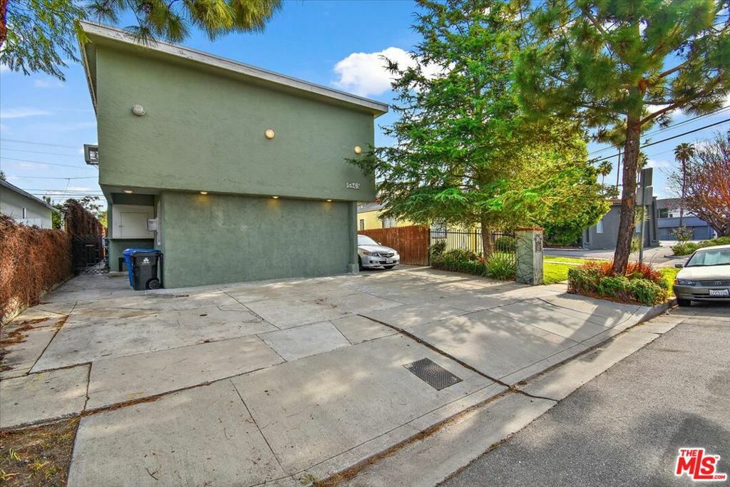 Property Photo:  5869 Dauphin Avenue  CA 90034 