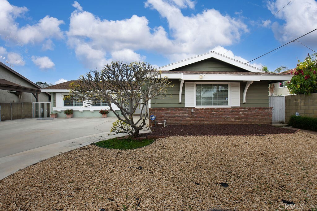 Property Photo:  811 Dovey Avenue  CA 90601 