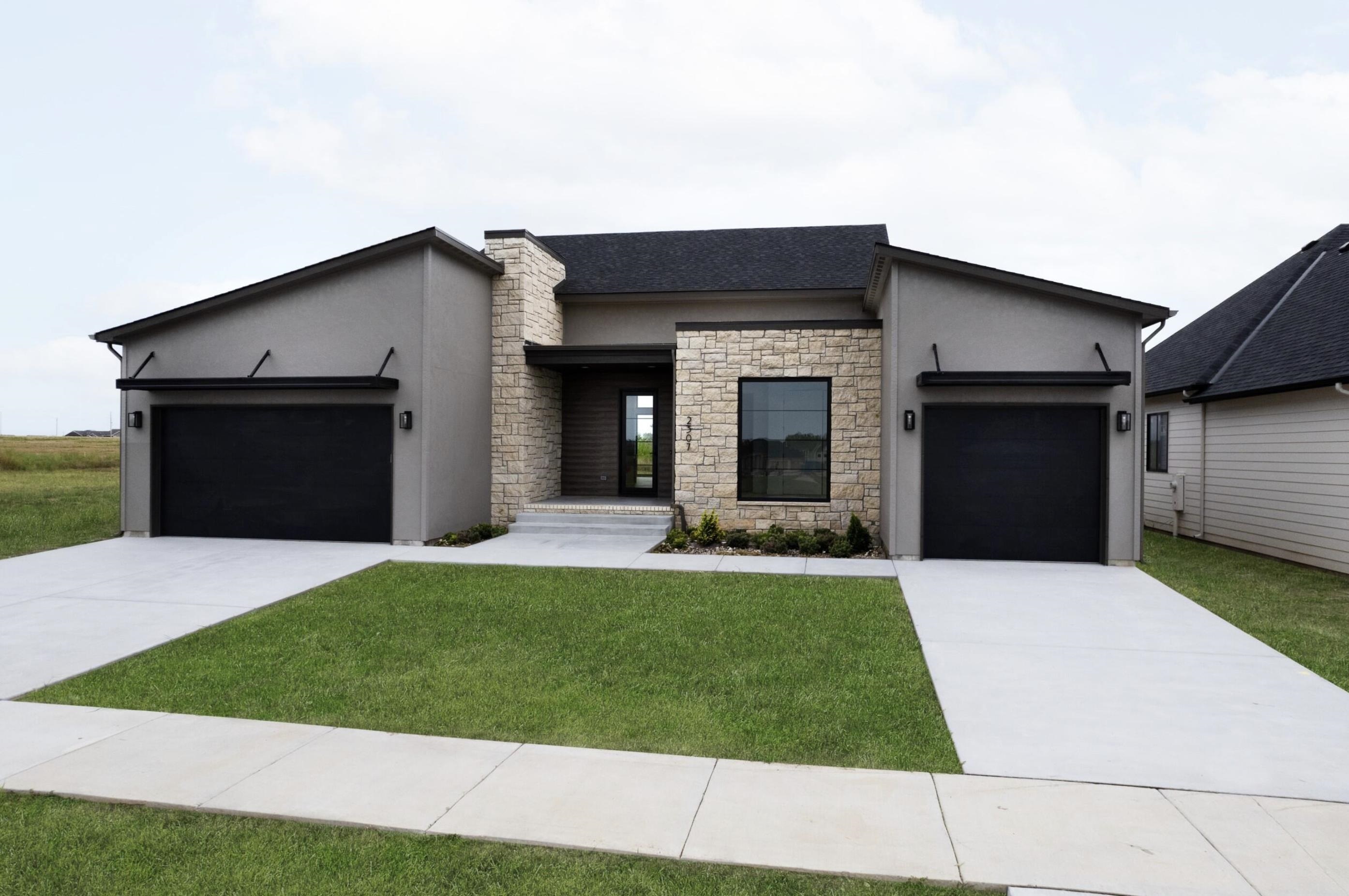 Property Photo:  2307 N Sandpiper St  KS 67230 