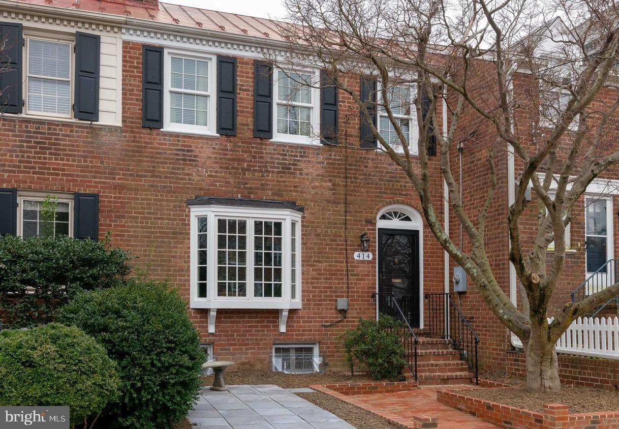 Property Photo: 414 Jefferson Street VA 22314