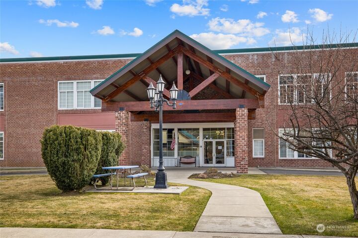 Property Photo: 202 E 3rd Street 103 WA 98922