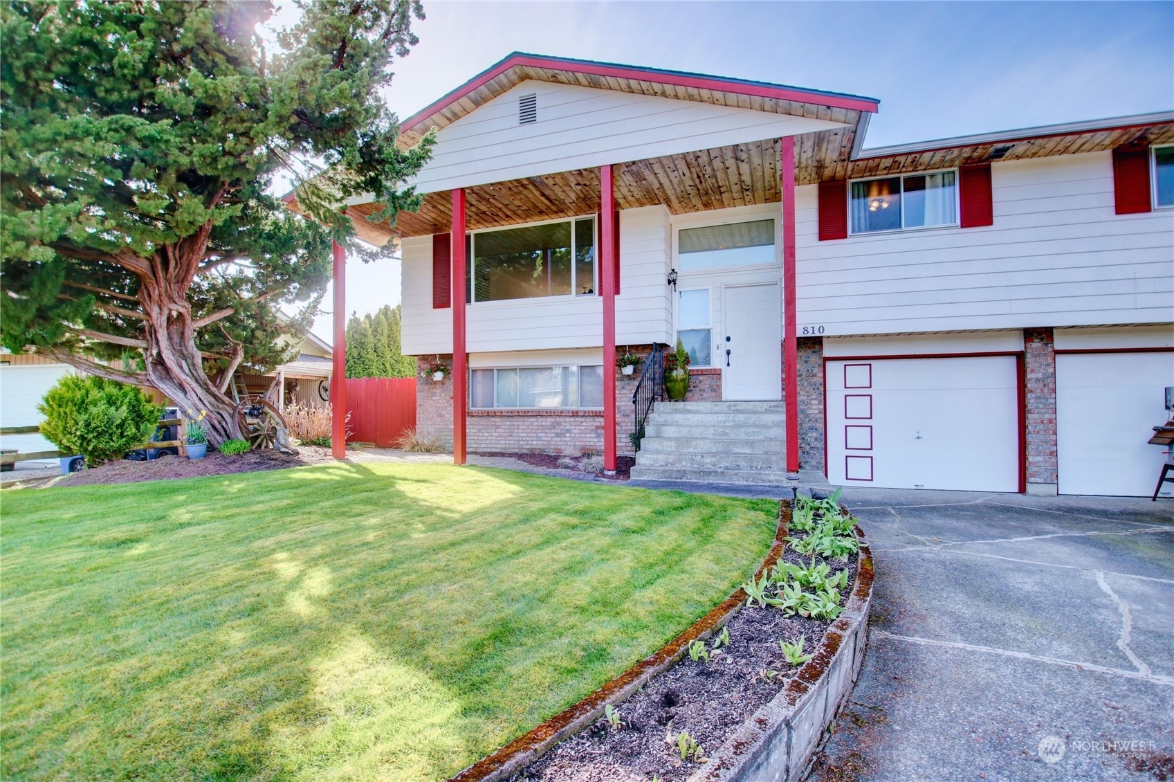 Property Photo:  810 Dana Drive  WA 98284 