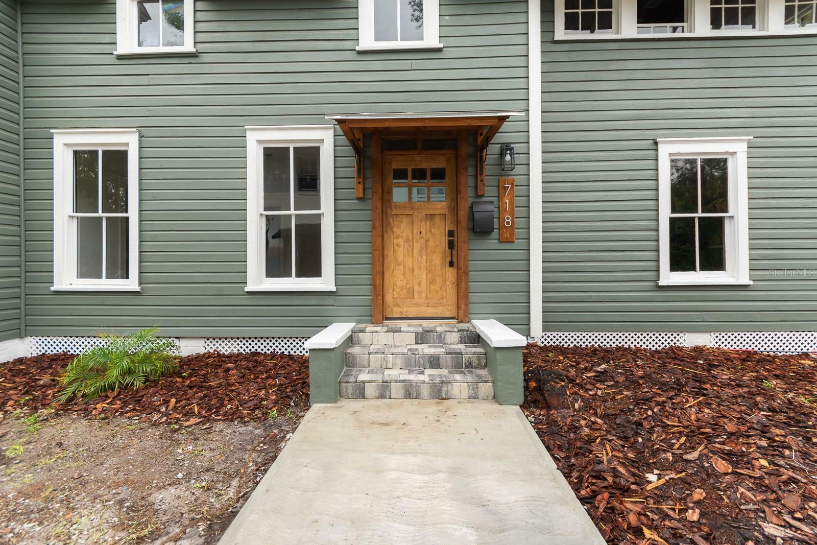 Property Photo: 718 NE 4th Avenue FL 32601