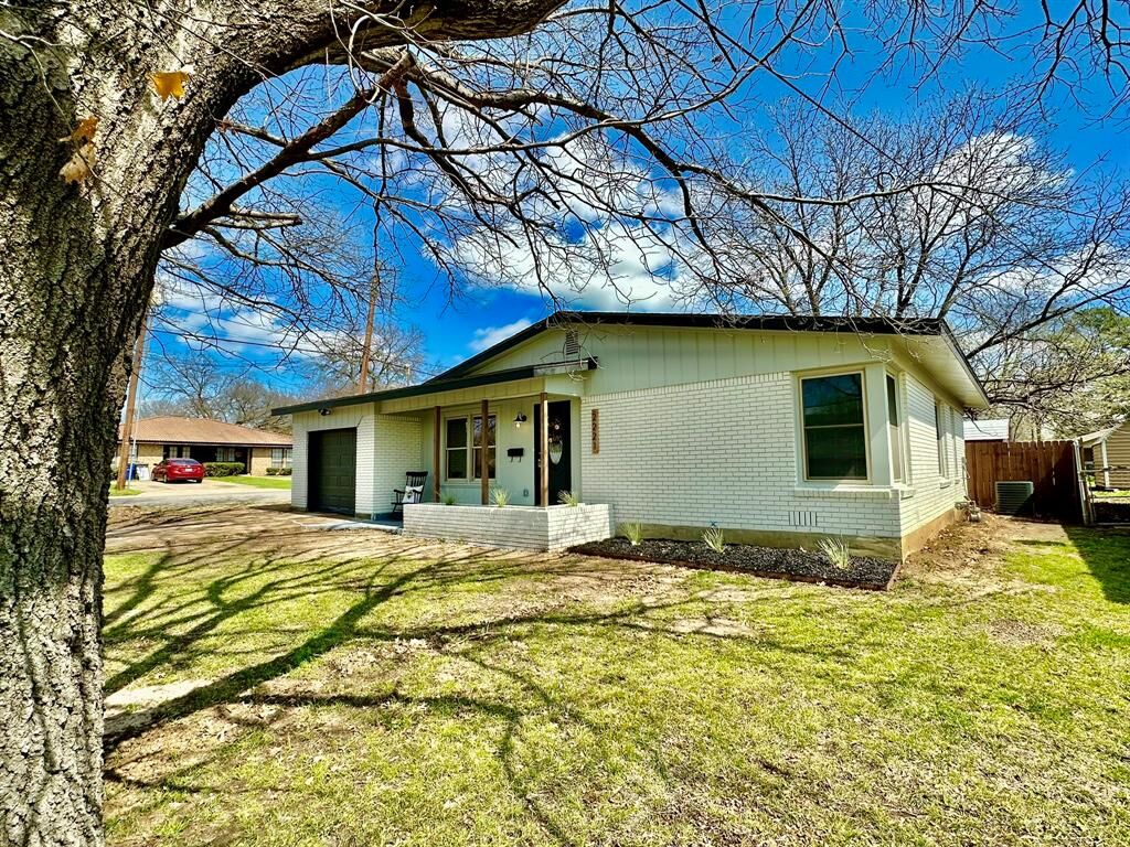 Property Photo: 2221 N Alexander Street TX 75092