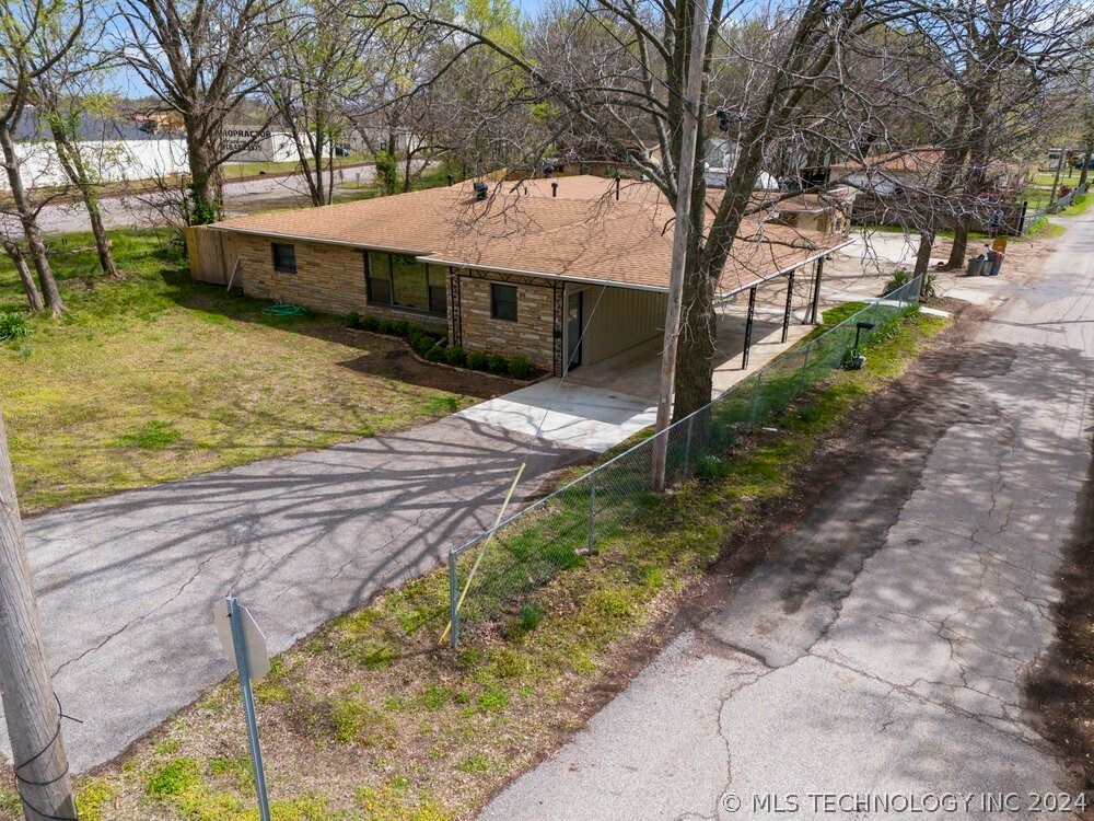 Property Photo:  827 N Bristow Place  OK 74429 