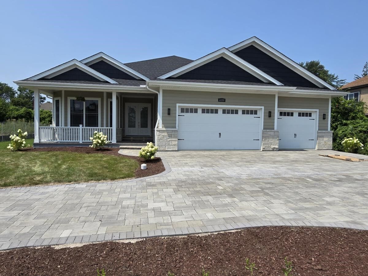 Property Photo:  