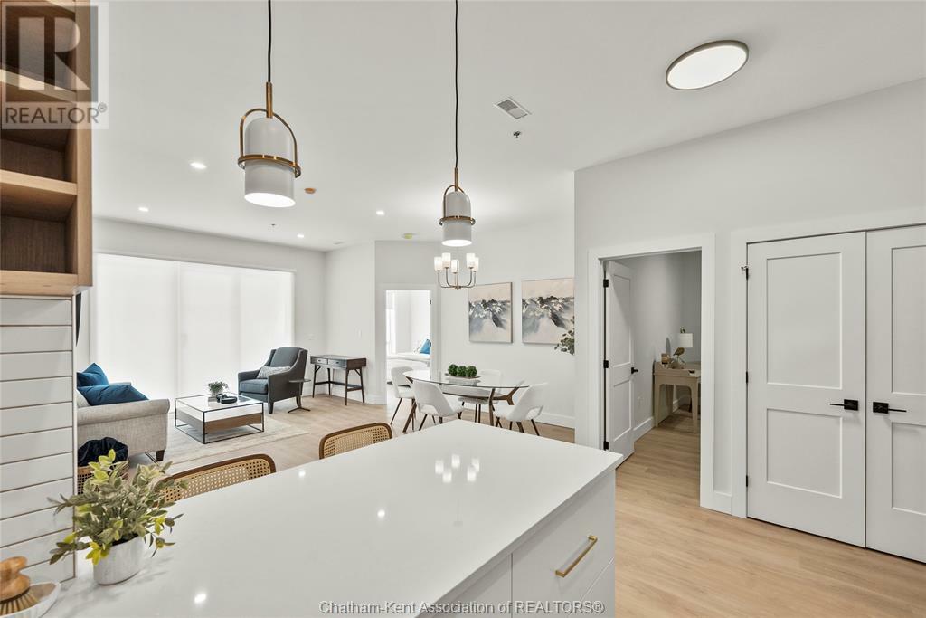 Photo de la propriété:  364 Grand Avenue East 210  ON N7L 1W6 