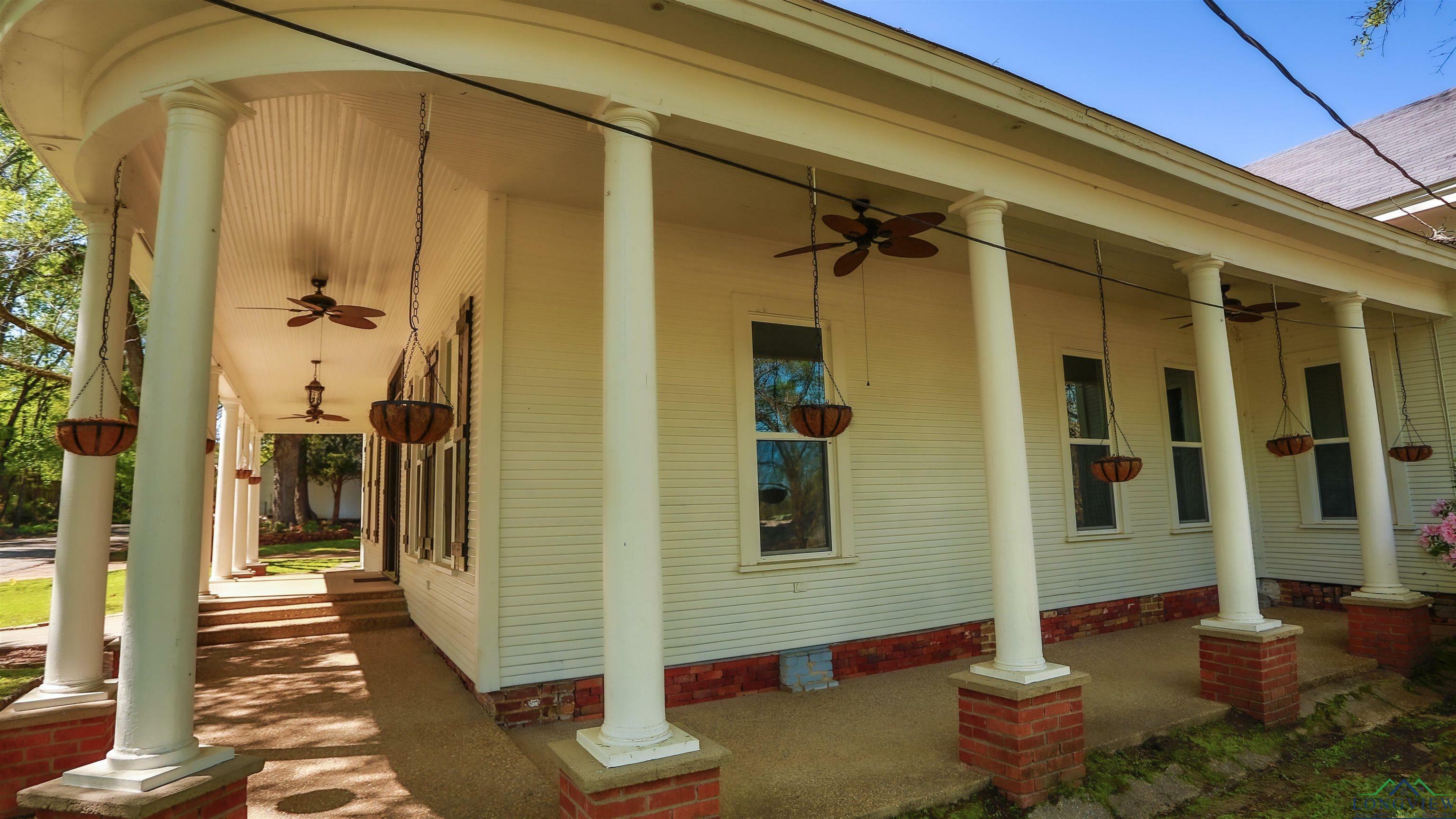 Property Photo:  409 E Baker St  TX 75657 