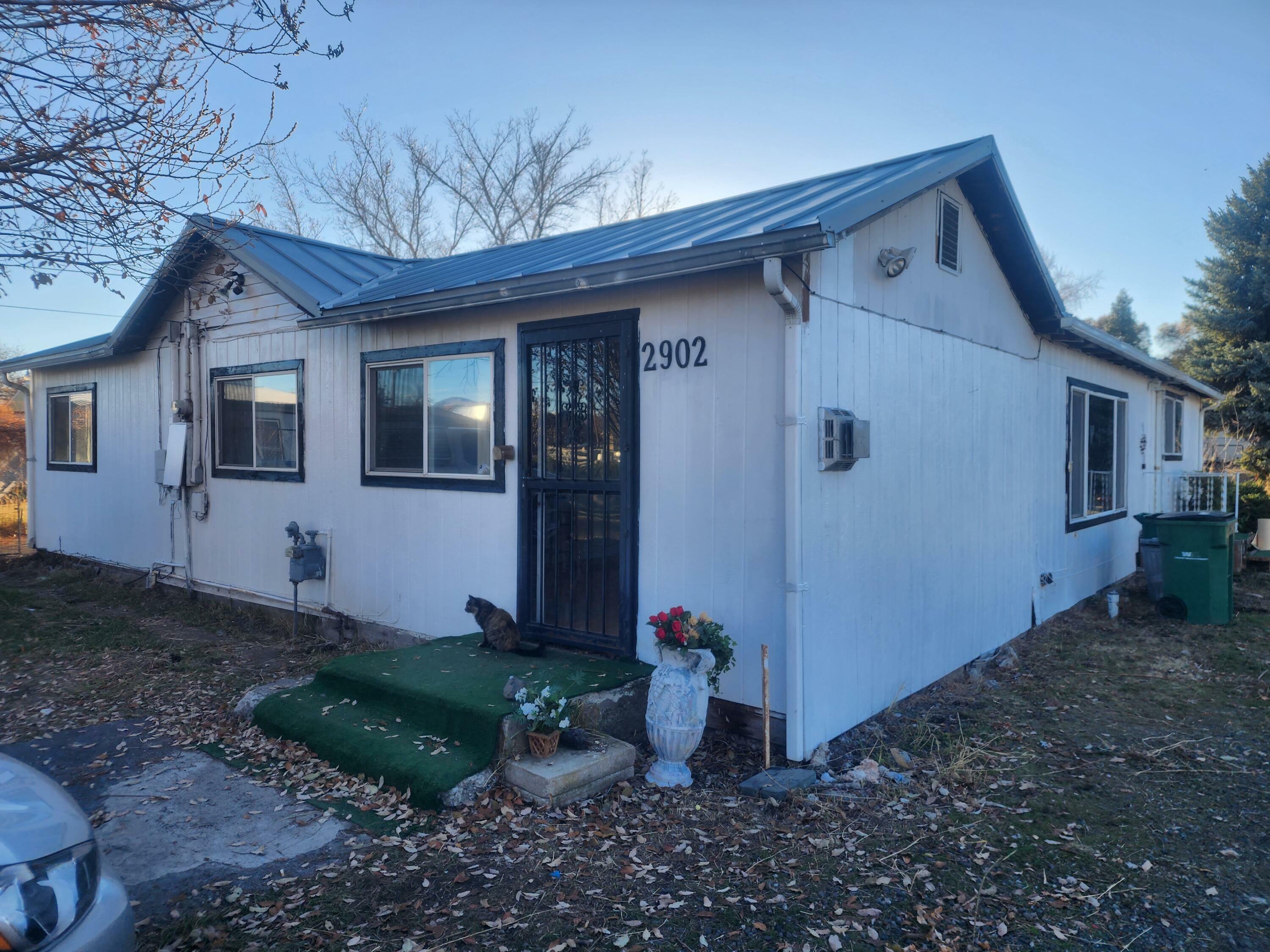 Property Photo:  2902 Crest Street  OR 97603 