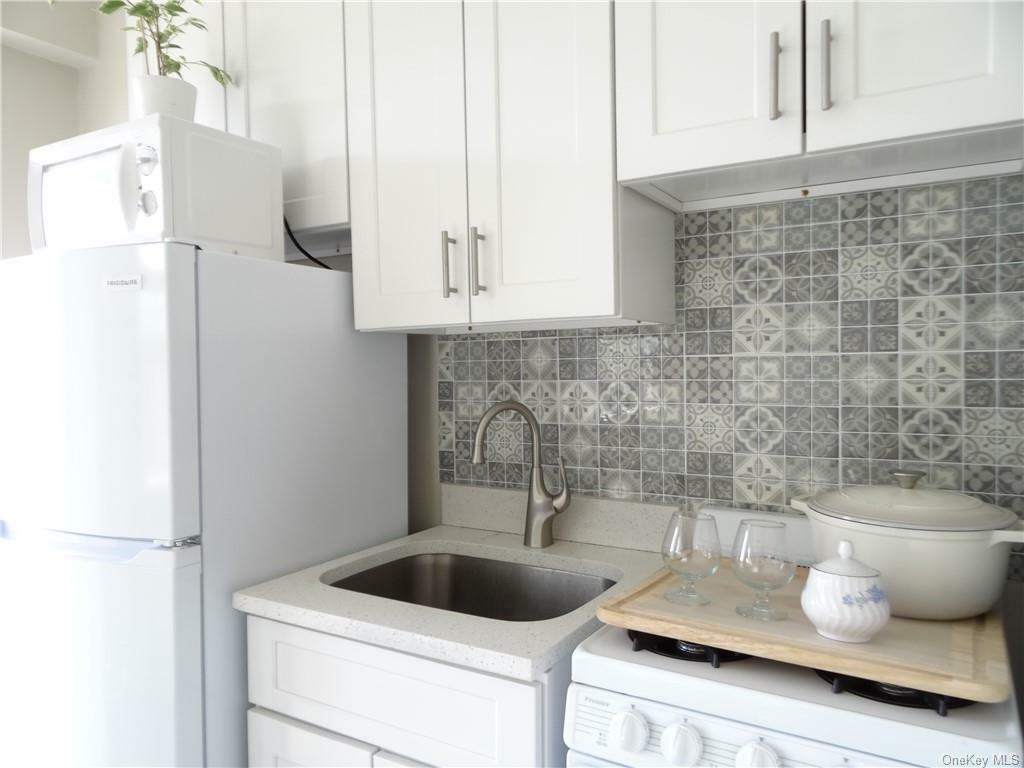 Property Photo:  385 McLean Avenue 6A  NY 10705 