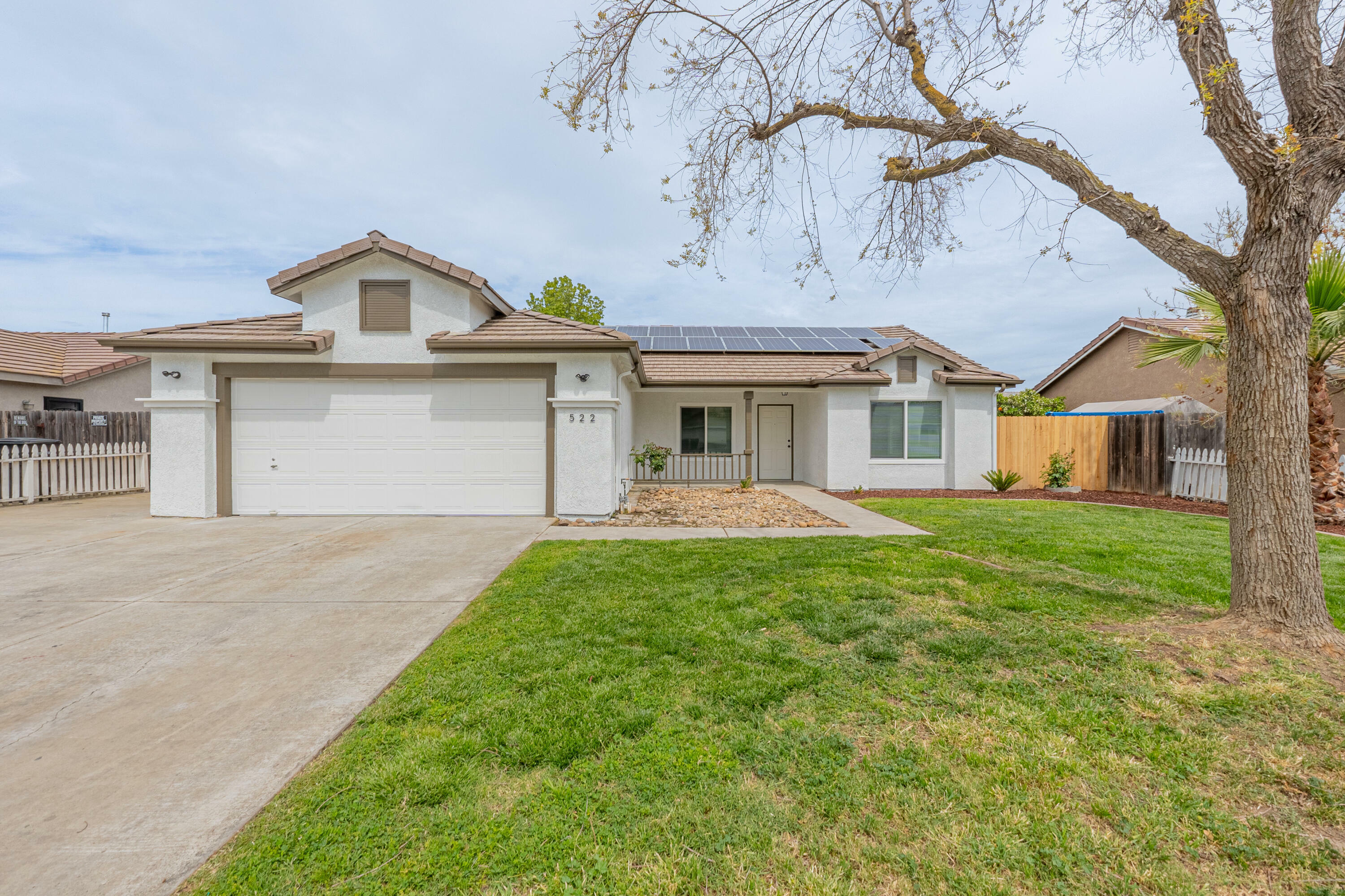 Property Photo:  552 Imperial Drive  CA 93230 