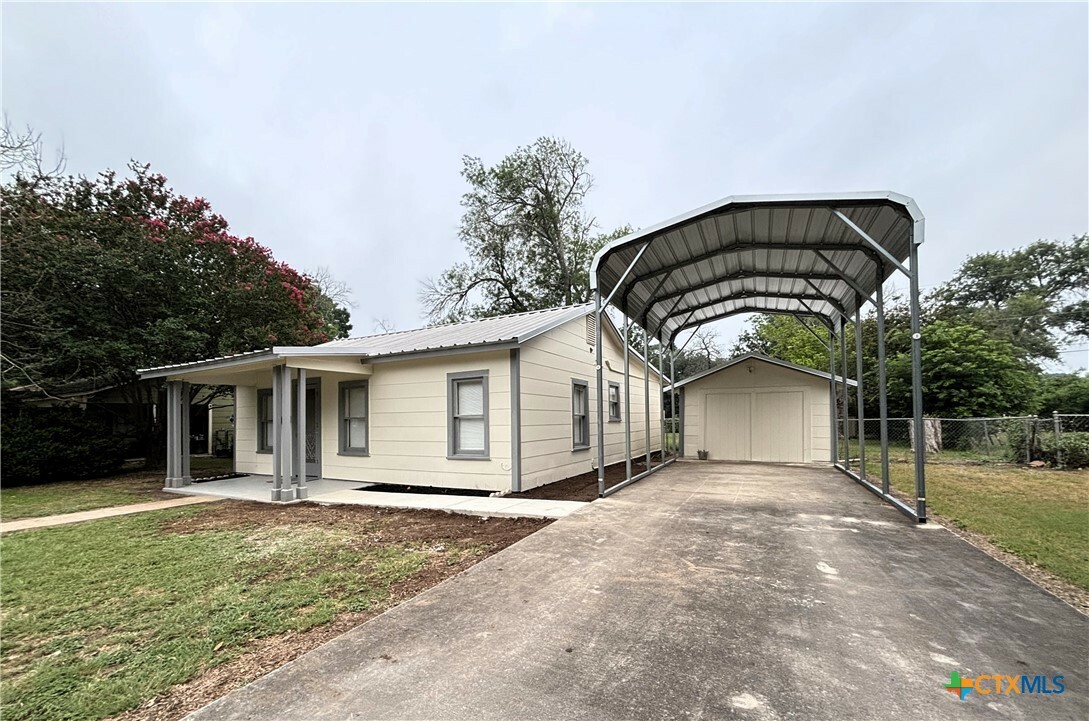 Property Photo:  426 Burges Street  TX 78155 