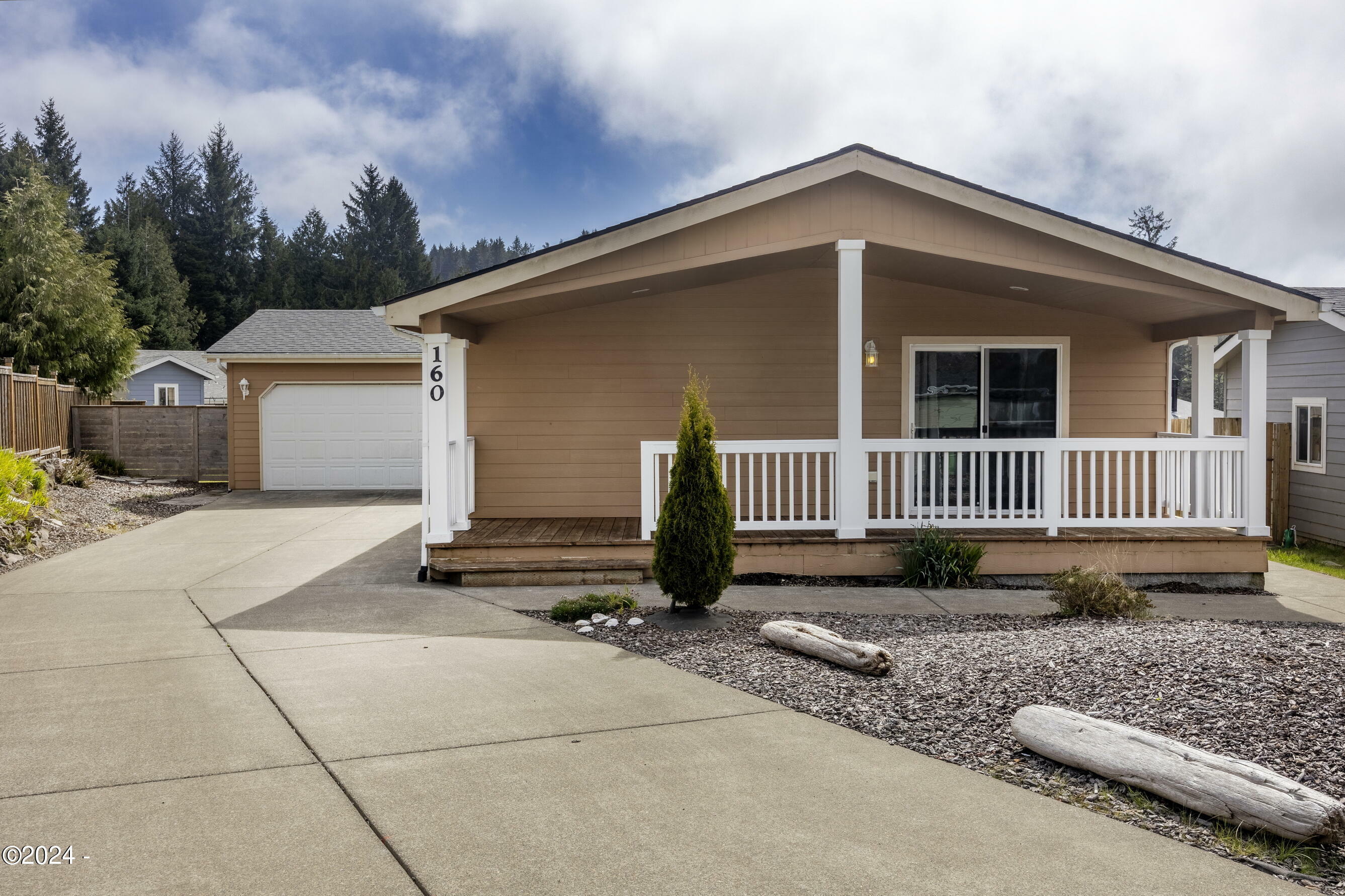 Property Photo:  160 SE Whalesong Drive  OR 97341 