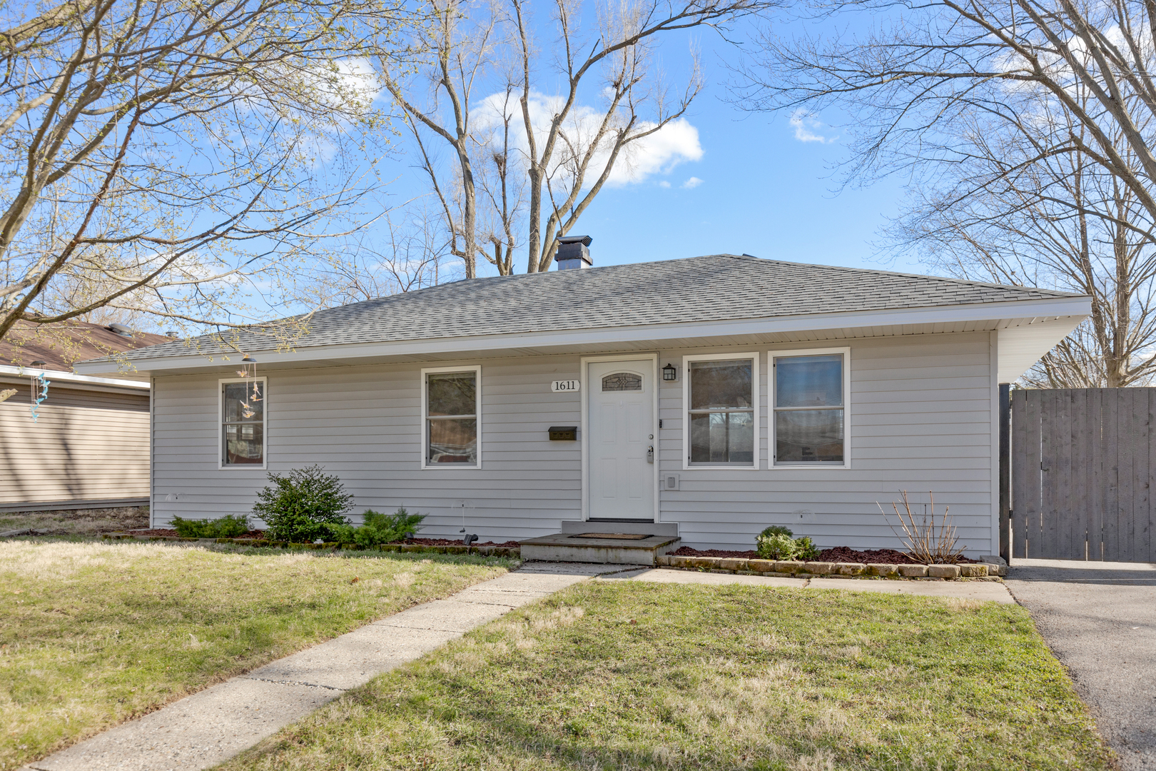 Property Photo:  1611 Seminole Lane  IL 60110 