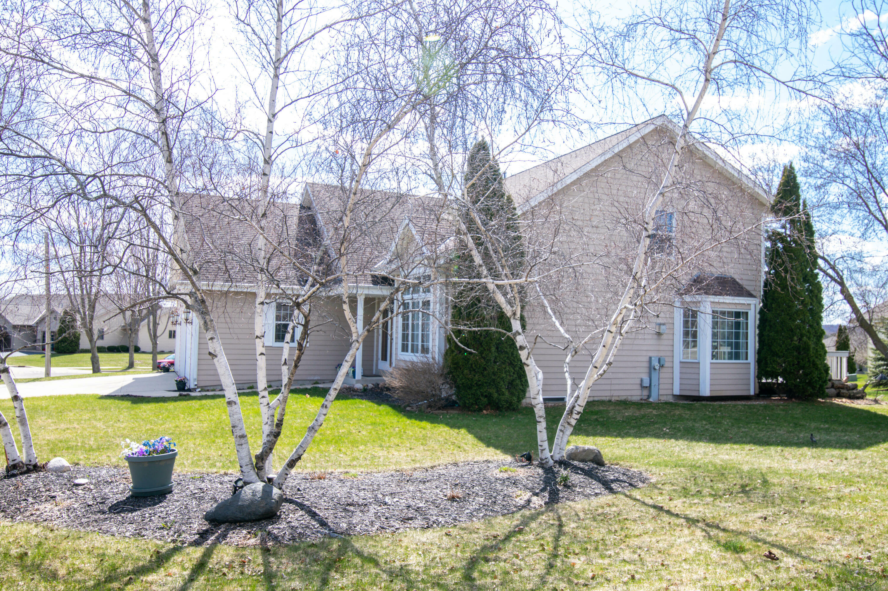 Property Photo:  1404 Carriage Dr  WI 53095 