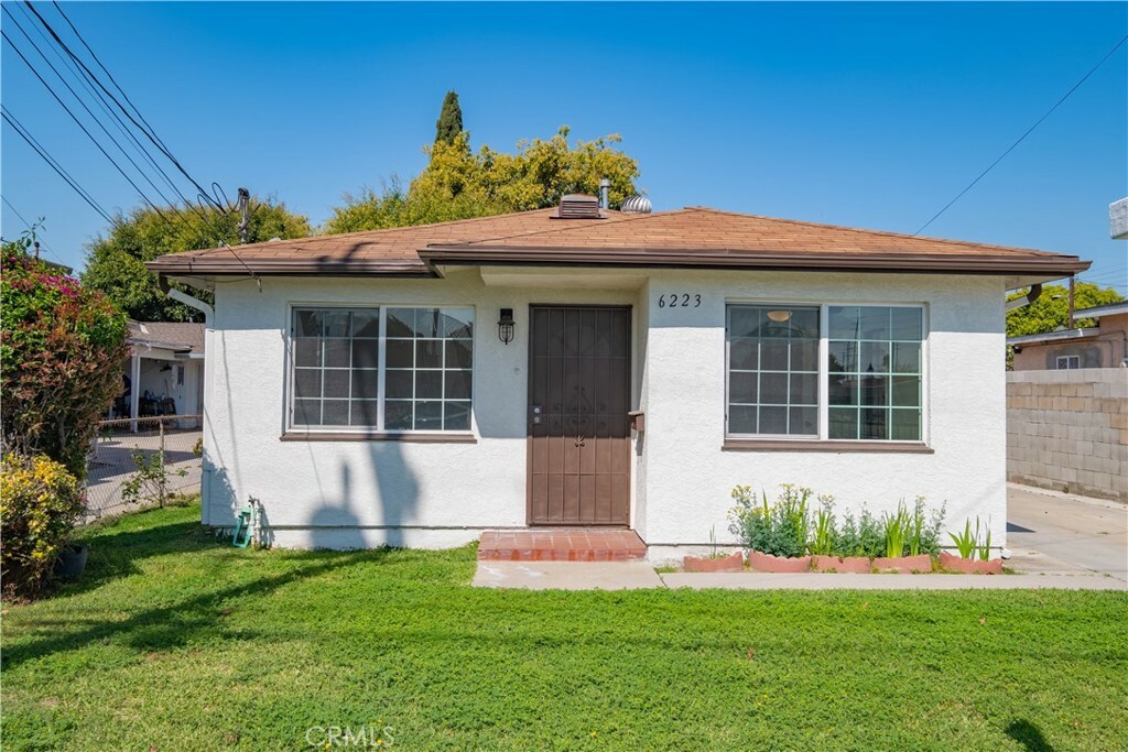 Property Photo:  6223 Flora Avenue  CA 90201 