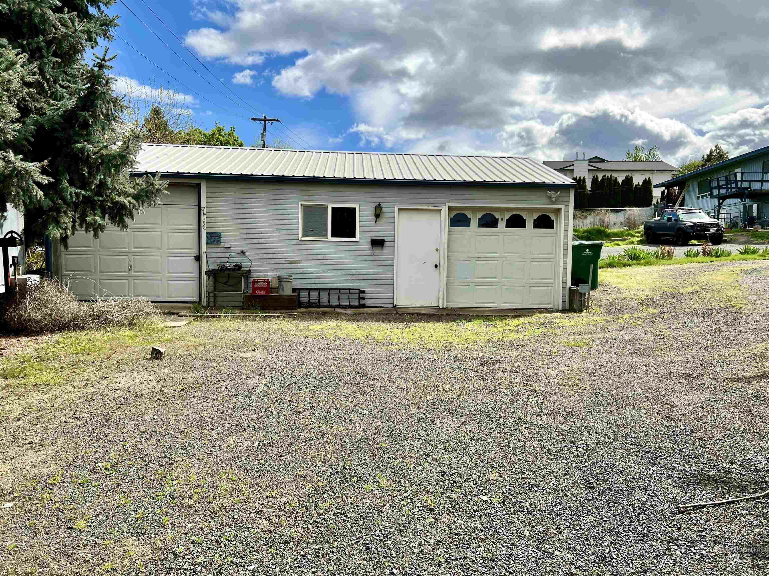 Property Photo:  1233 And 1235 Vineyard Ave  ID 83501 
