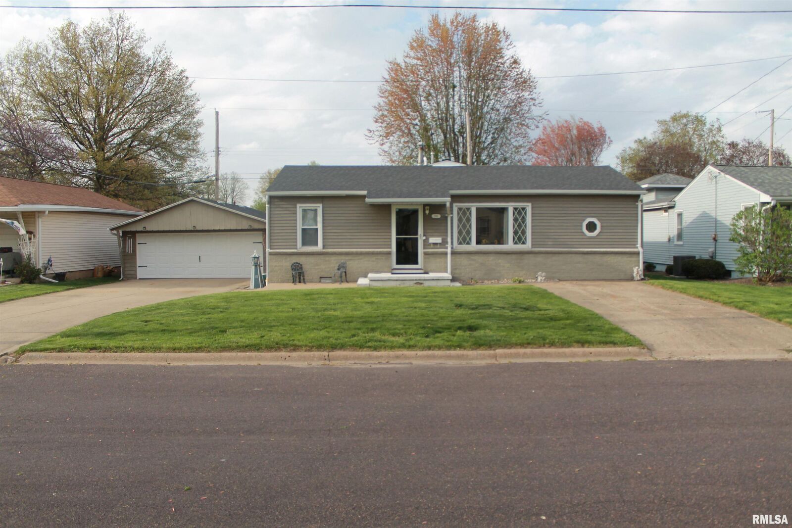 Property Photo: 1101 Oxford Avenue IL 61554