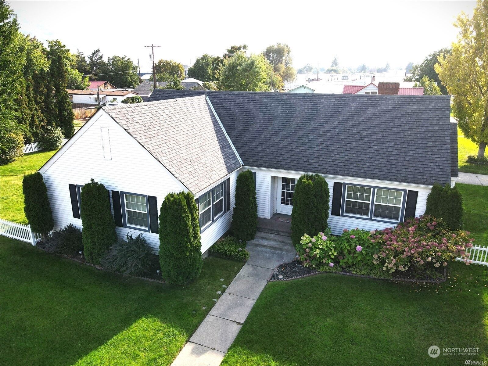 Property Photo:  420 Central Avenue  WA 98844 
