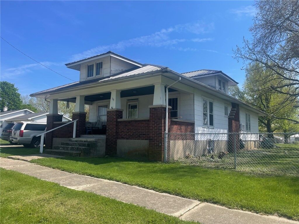 Property Photo:  102 Division Street  IL 62534 