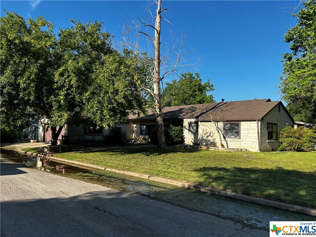 Property Photo:  903 N Cherry Street  TX 78155 