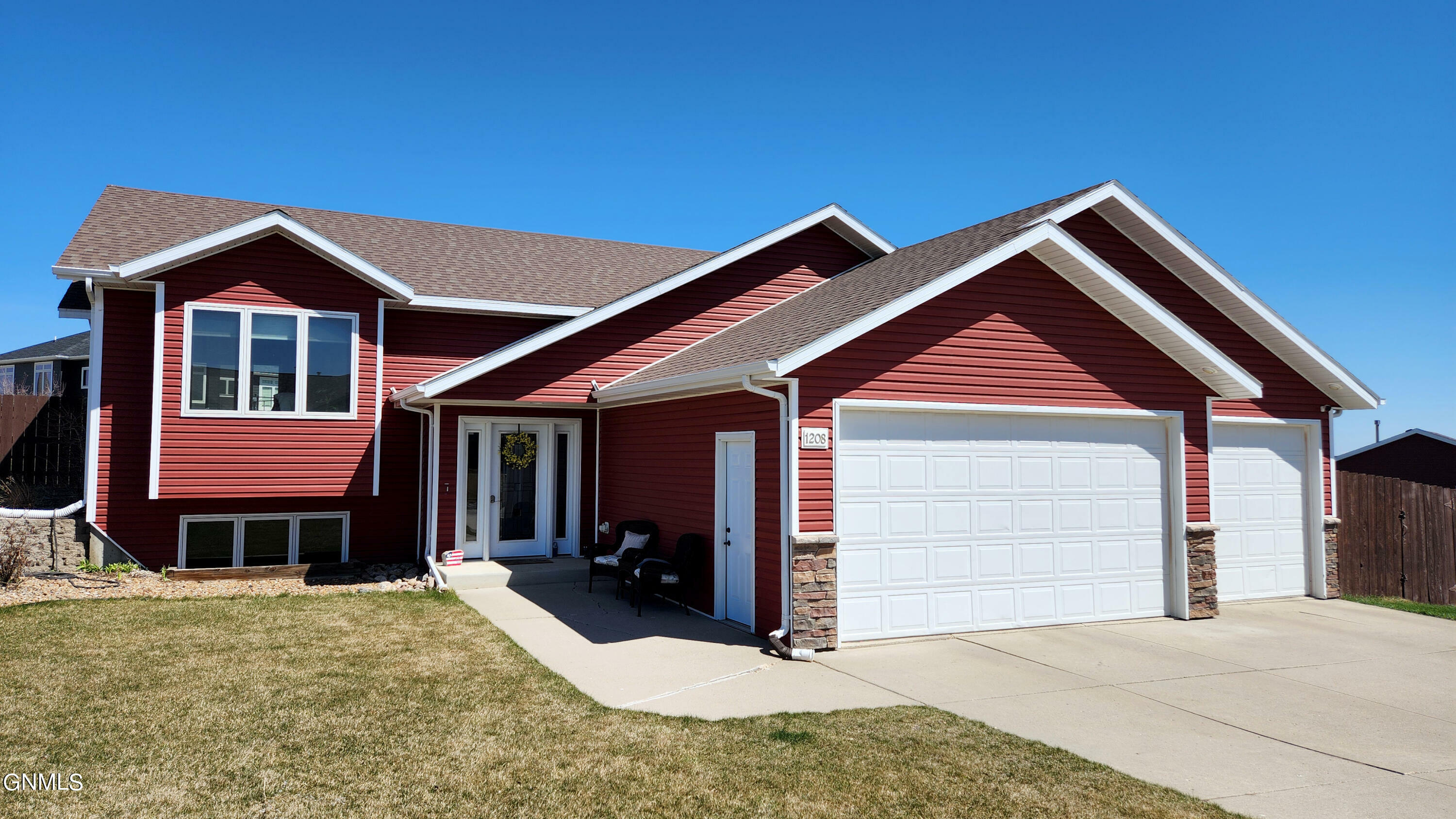 Property Photo:  1208 Golden Wave Drive  ND 58503 