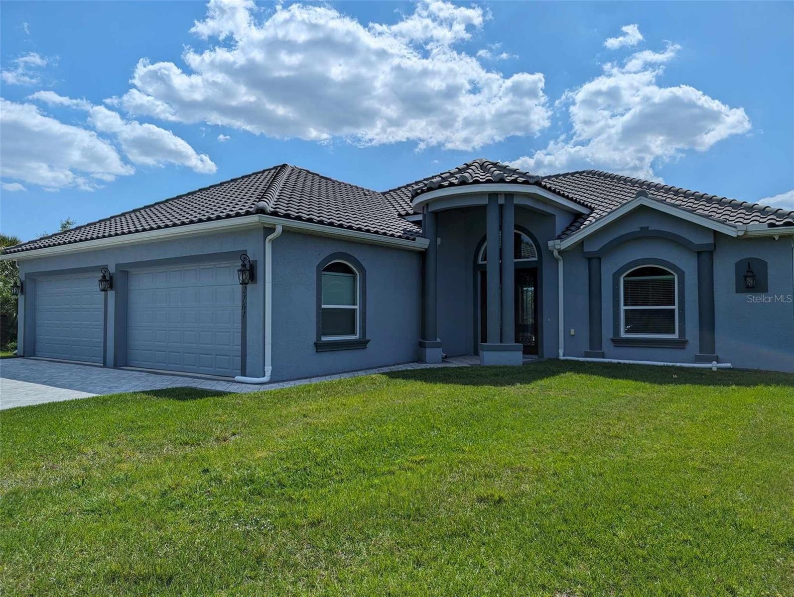 Property Photo: 2761 Newman Drive FL 34288
