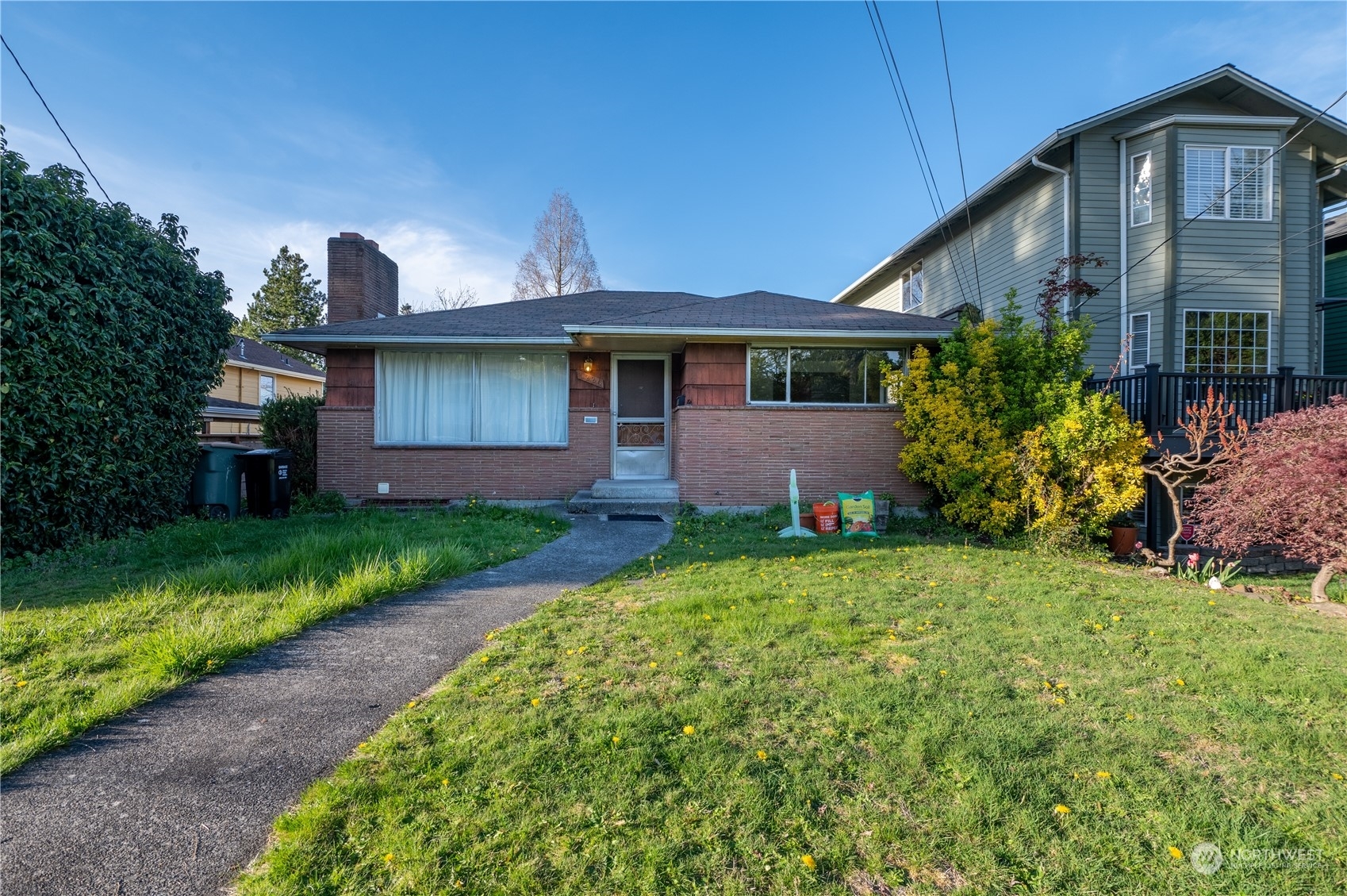 Property Photo:  5226 S Mayflower St  WA 98118 