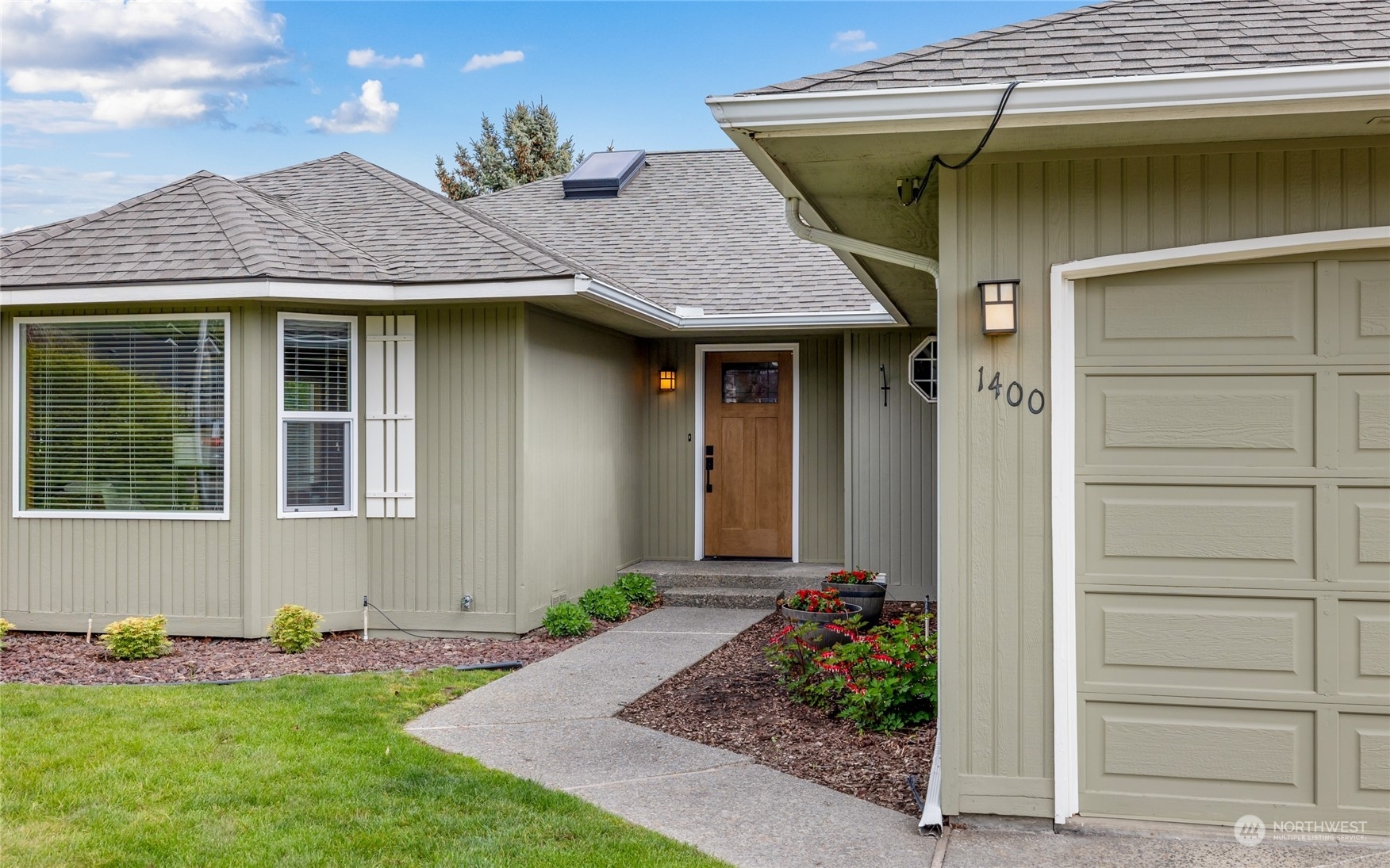 Property Photo:  1400 N Thayer Avenue  WA 98926 