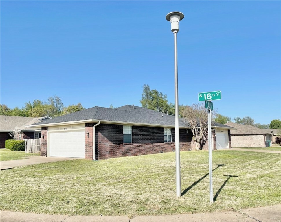 Property Photo: 2433 S 16th St & 1509 W Laura Street AR 72758