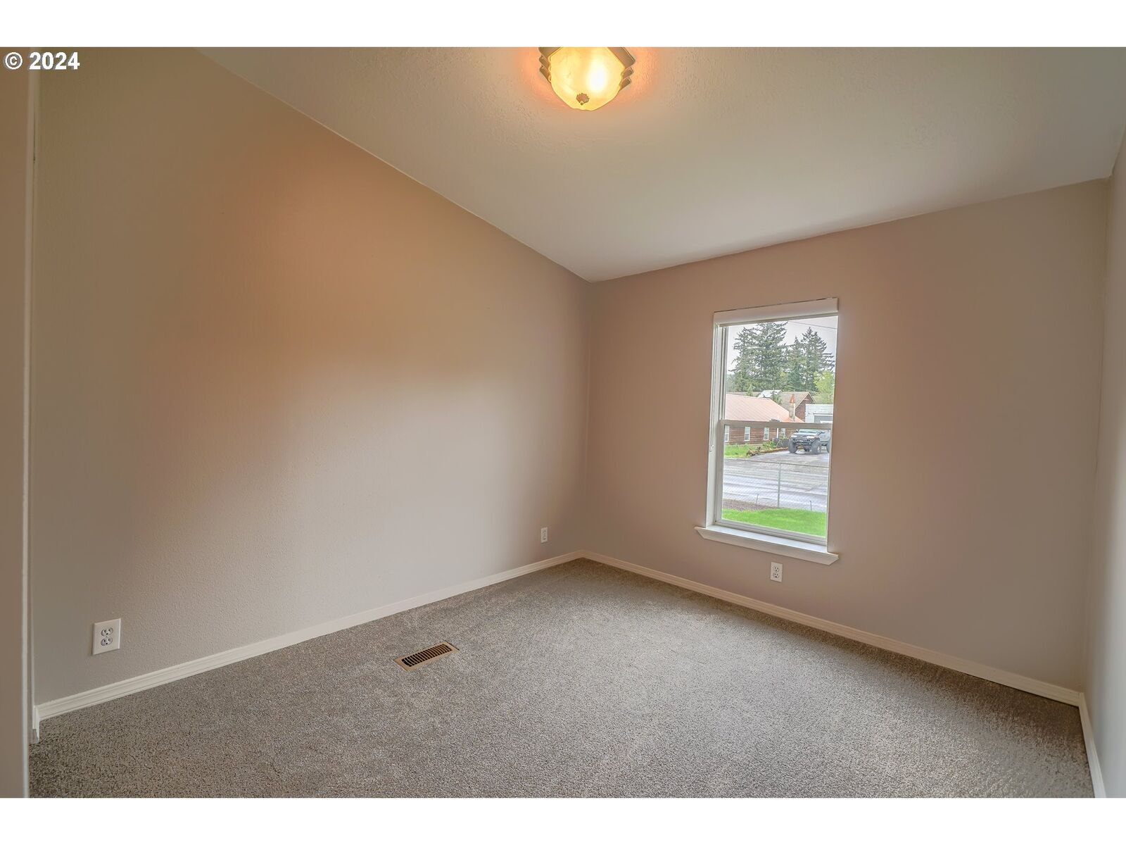 Property Photo: 325 S 1st Ave OR 97360